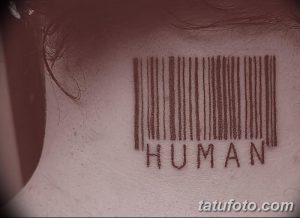 Фото тату штрихкода с надписью 'HUMAN' на задней части шеи. Черно-белый рисунок татуировки.