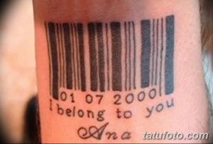 Фото тату штрихкода с датой рождения '01 07 2000' и именем 'Ana' под ним. Черно-белый рисунок татуировки на руке.