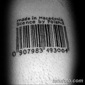 Фото тату штрихкода с надписью "Made in Macedonia licence by Poland". Черно-белый рисунок татуировки на руке, выполненный в стиле реализма.