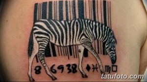 Фото тату зебры, интегрированной в штрихкод. Черно-белый рисунок татуировки с добавлением цифр и символов под штрихкодом.