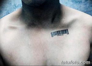 Фото тату штрихкода на груди мужчины. Простой, черно-белый рисунок татуировки, выполненный тонкими линиями, с подписью под штрихкодом.