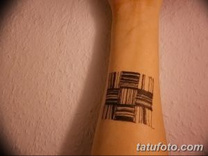 Фото тату штрихкода на предплечье. Черно-белый рисунок татуировки, выполненный тонкими линиями.
