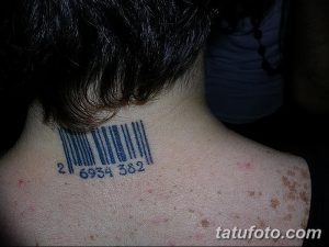 Фото тату штрихкода на задней части шеи. Черно-белый рисунок татуировки с цифровым кодом под штрихкодом.