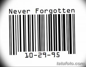 Фото тату штрихкода с датой '10-29-95' под ним. Черно-белый рисунок татуировки, выполненный четкими линиями.