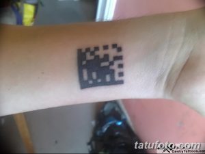 Черно-белое фото татуировки QR-кода на запястье руки. Простой дизайн, минимализм, технологичный стиль.