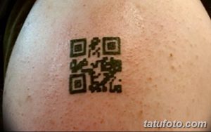 Черно-белое фото татуировки QR-кода на плече. Современный дизайн, минимализм, технологичный стиль.