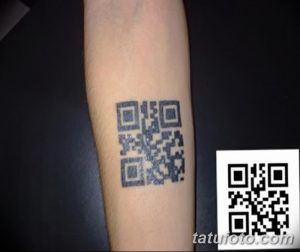 Черно-белое фото татуировки QR-кода на предплечье руки. Современный дизайн, минимализм, технологичный стиль.