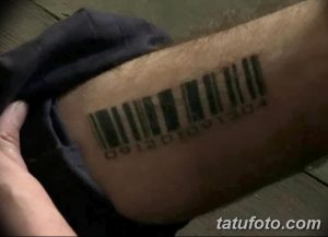 Черно-белое фото татуировки штрих-кода с цифрами, расположенной на руке. Простой дизайн, минимализм, реалистичный стиль.
