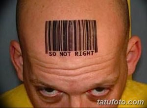 Фото тату штрихкода с надписью 'SO NOT RIGHT' на лбу. Черный рисунок татуировки, смелый и провокационный дизайн.