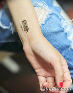 Фото тату: простой черный штрих-код с цифрами, расположенный на запястье. Небольшой и стильный рисунок татуировки.