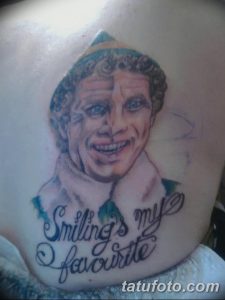 Фото тату на груди с изображением портрета Фрэнка Синатры и надписью "Smiling's my favourite". Детализированный рисунок татуировки.