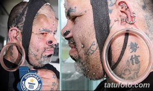 Фотография мужчины с множеством пирсинга на лице и теле, растянутыми ушами и татуировками, включая иероглифы. Изображение демонстрирует экстремальную форму боди-модификации.