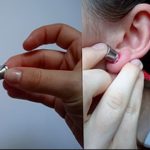 Фотография, демонстрирующая процесс растяжки ушей: подготовка, введение плага и готовый результат с растянутой мочкой.