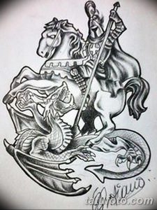 Черно-белый эскиз тату Святого Георгия Победоносца на коне, сражающегося с драконом. Рисунок выполнен в реалистичном стиле с детальной прорисовкой всех элементов.