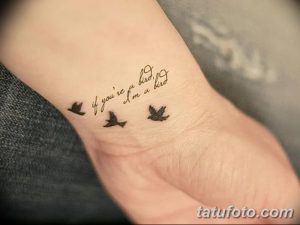 Фото тату: минималистичная татуировка с изображением двух птиц и цитаты 'if you're a bird, I'm a bird'. Черно-белый рисунок на женском запястье.