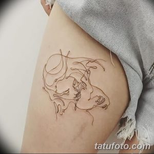 Фото тату двух лиц, выполненных в технике line art, на боку. Изящный и минималистичный рисунок татуировки, символизирующий любовь и связь.