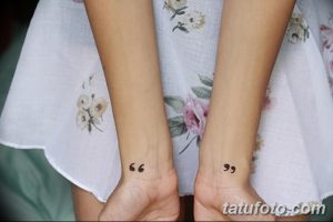 Фото тату маленьких кавычек на запястьях. Простые и лаконичные рисунки татуировок, выполненные в технике лайнарт.