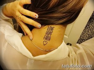 Фото тату надписи 'Love Hope Faith' на шее, выполненной строгим шрифтом. Мотивирующая татуировка для девушек.