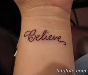 Фото тату надписи 'Believe' на запястье, выполненной каллиграфическим шрифтом. Мотивирующая татуировка для девушек.