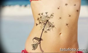 Фото тату с изображением одуванчика и девушки, держащей его стебель, на боку. Черно-белый рисунок, сказочный стиль, женственная татуировка.