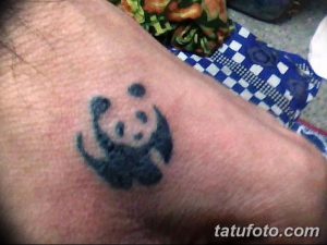 Фото тату маленькой панды на лодыжке. Черно-белый рисунок татуировки выполнен в минималистичном стиле, идеально подходит для любителей животных.