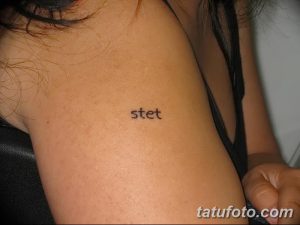 Фото тату надписи 'stet' на руке. Простая и лаконичная татуировка для любителей литературы и типографики.
