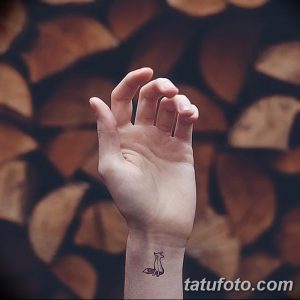 Фото тату маленькой лисы на запястье. Черно-белый рисунок татуировки, выполненный в минималистичном стиле. Эскиз тату для девушек.