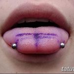 Фото пирсинга языка и щек: девушка демонстрирует проколы на языке и по бокам щек. Необычный и смелый вид модификации тела.