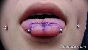Фото пирсинга языка и щек: девушка демонстрирует проколы на языке и по бокам щек. Необычный и смелый вид модификации тела.