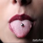 Фото тату пирсинга языка с одним серебристым шипом. Девушка с пирсингом языка высунула язык.