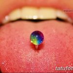 Фото пирсинга языка с радужным украшением. Крупный план демонстрирует стильный и привлекательный дизайн.