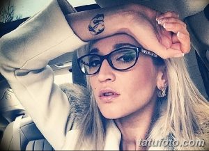 Фото тату: Маленькая татуировка кота на руке девушки. Милый и игривый дизайн.