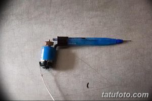 Готовая самодельная тату-машинка синего цвета с проводом. Фотография демонстрирует результат сборки.