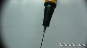 Макросъемка иглы для тату. Видна острая заточка и тонкая конструкция. Детализированный вид.