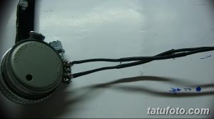 Фотография электрического блока питания для тату-машинки с проводами и регуляторами. Детализированный вид.