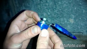 Фотография самодельной тату-машинки в руках, демонстрирующая детали конструкции и процесс сборки. Изображение для тех, кто интересуется созданием тату-аппаратуры.
