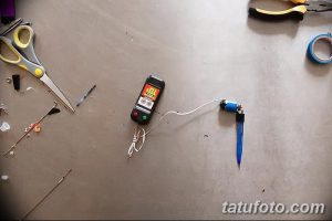 Фото самодельной тату-машинки, собранной из подручных материалов: батарейки, ручки, проводов и других деталей. Идеально для тех, кто интересуется созданием тату своими руками.