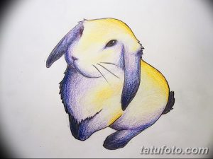 Цветной эскиз татуировки с изображением милого кролика. Используются пастельные оттенки желтого, синего и фиолетового.