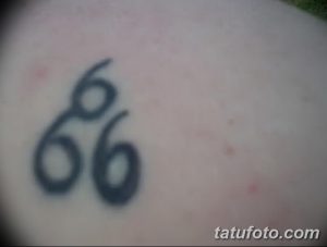 Фото татуировки на коже: число 66, выполненное черными чернилами. Минималистичный дизайн, простой и понятный символ.