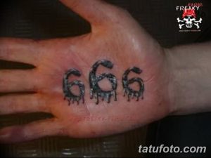 Фото тату с числом 666 на ладони, стилизованным под капли крови. Мрачный и провокационный рисунок татуировки.