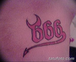 Фото татуировки с числом 666, выполненной в розовом цвете. Простой рисунок татуировки на коже.