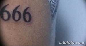 Фото татуировки с числом 666 на руке. Чёрный рисунок, выполненный в минималистичном стиле, расположенный на внутренней стороне предплечья.