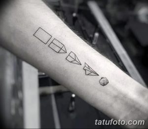 Фото тату: минималистичная черно-белая татуировка, изображающая эволюцию бумажного самолетика от квадрата до летящего самолетика и планеты.