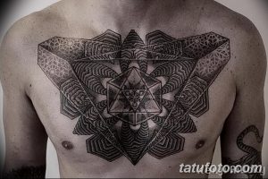 Фото масштабной татуировки на груди: сложная геометрическая мандала, выполненная в технике дотворк.