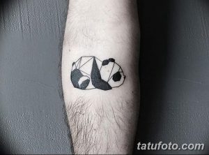 Фото минималистичной татуировки панды на предплечье: изображение выполнено в геометрическом стиле, с использованием четких линий и углов.