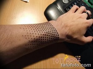 Фото минималистичной татуировки на запястье, изображающей градиент из точек, переходящих от светлого к темному. Стиль - графика, dotwork.