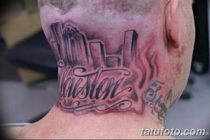 Фото тату надписи "Houston" и небоскребов на затылке мужчины. Черно-белый рисунок в стиле чикано с каллиграфическим шрифтом.