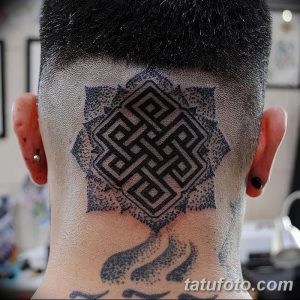 Фото тату с геометрическим узором в стиле dotwork на затылке. Черная татуировка, выполненная точками, создающая эффект тени и объема. Уникальный и сложный рисунок татуировки.