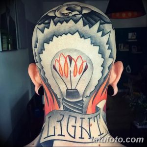 Фото тату: оригинальный рисунок лампочки с орлом внутри и надписью 'LIGHT', выполненный на затылке человека.