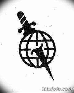 Фото тату: минималистичное изображение кинжала, пронзающего земной шар, символизирующее угрозу миру и нестабильность.